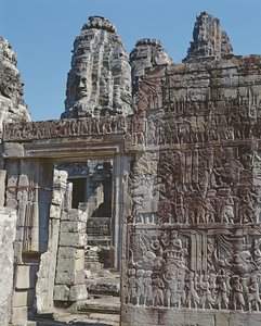 彫刻が施されたレリーフがあるバイヨン寺院の壁の眺め 作： Cambodian School